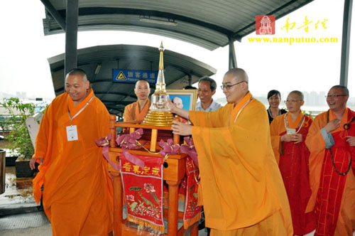 印顺导师舍利回归迎奉法会交接仪式在南普陀寺隆重举行(图3)